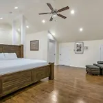 Carondelet Street Penthouse Close To City Attractions