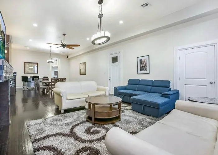 Carondelet Street Penthouse Close To City Attractions