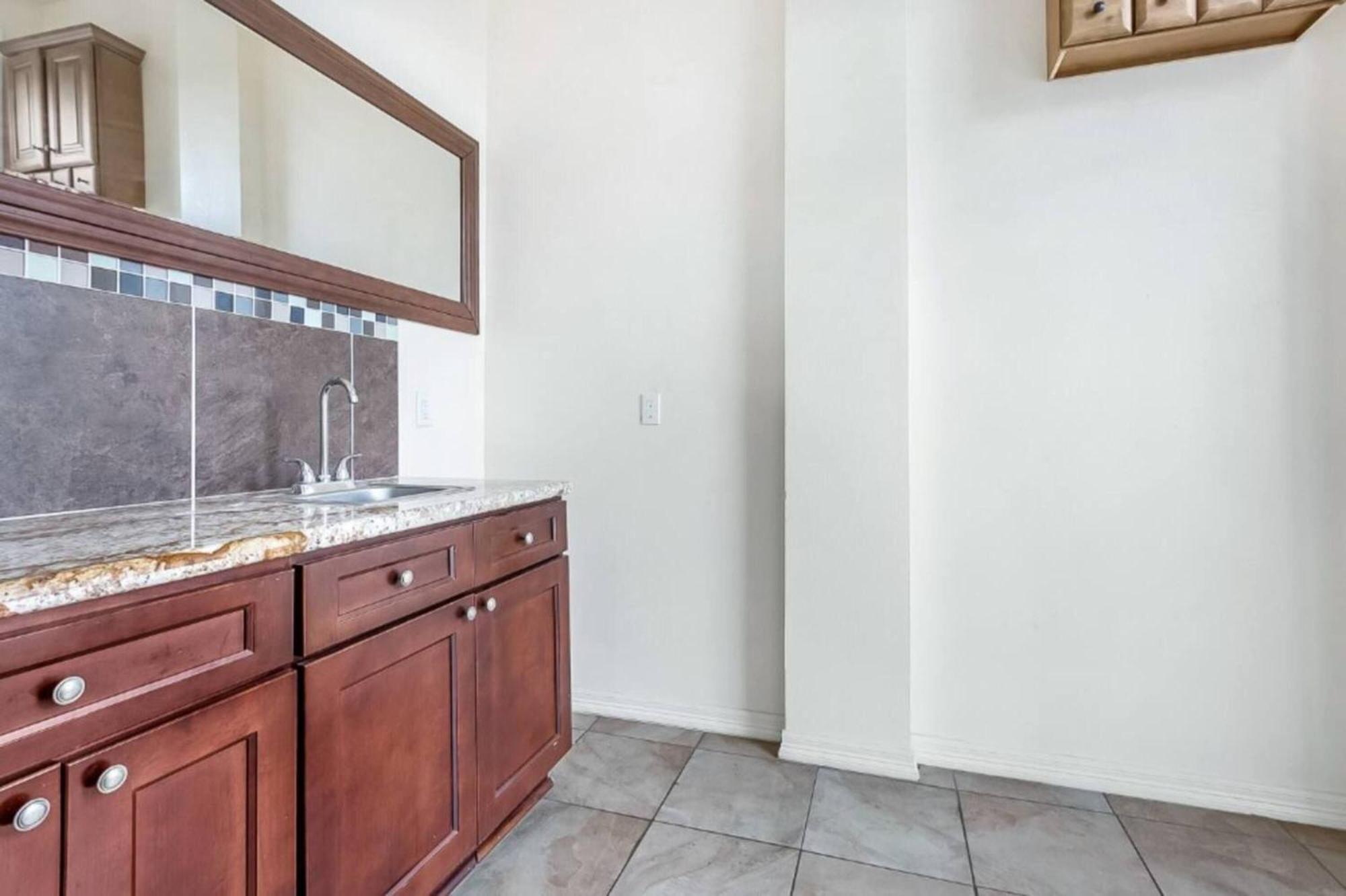 Carondelet Street Penthouse Close To Attractions Holiday home