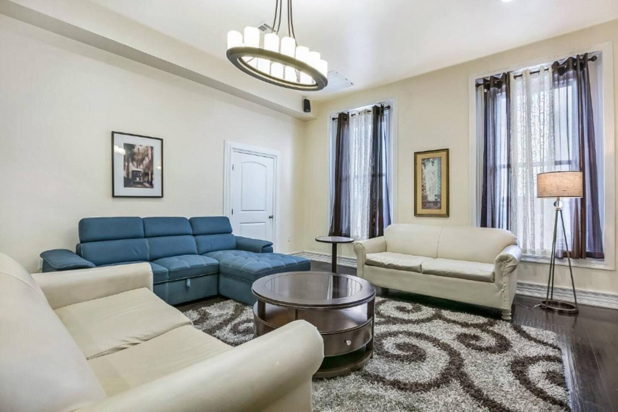 Carondelet Street Penthouse Close To Attractions Holiday home