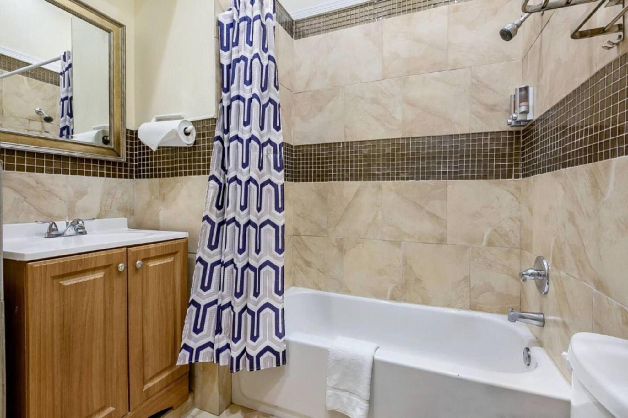 Carondelet Street Penthouse Close To Attractions Holiday home *