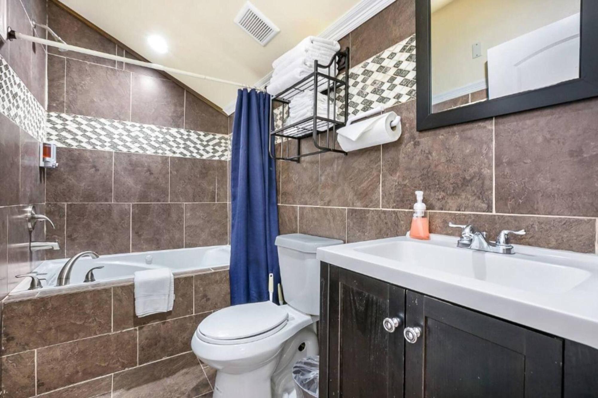 Carondelet Street Penthouse Close To Attractions * New Orleans