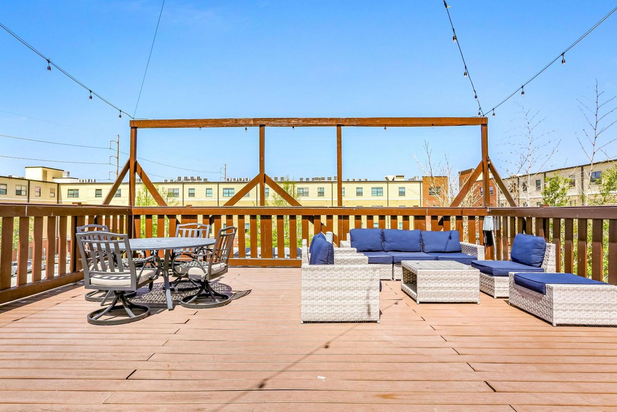Carondelet Street Penthouse Close To Attractions * New Orleans