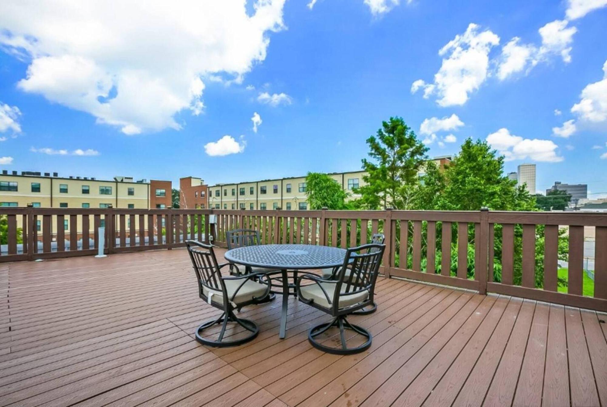 Carondelet Street Penthouse Close To Attractions Holiday home